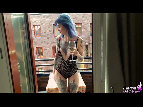 ❤️ 巨大的女孩大口吸吮，在空旷的天空下热情地做爱 ☑ Beautiful porn