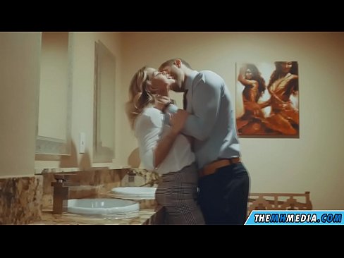 ❤️ 当一个胸大无脑的金发女郎在公共厕所里勾引你时 ☑ Beautiful porn